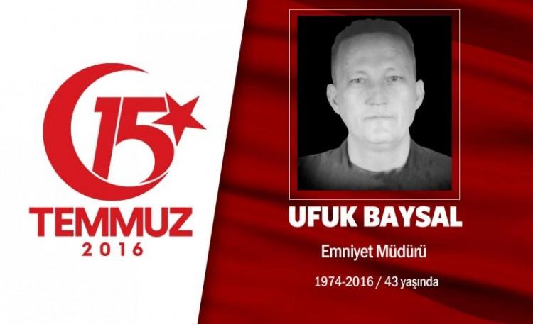 <p>42 yaşındaki Ufuk Baysan, 4. sınıf emniyet müdürüydü. Özel Harekat Daire Başkanlığı'nda görev yapıyordu. 15 Temmuz gecesi Gölbaşı Özel Harekat Daire Başkanlığı'na yapılan hava saldırısı sonrası şehit düştü. Ankara'da şehit düşen 4. Sınıf Emniyet Müdürü Ufuk Baysan'ın cenazesi memleketi Düzce'deydi. Şehidin babası Ramazan, eşi Nur ile çocukları Ilgın ve Canbek Baysan, cenazede güçlükle ayakta durabildi. Baysan'ın cenazesi, Cedidiye Camisi'nde kılınacak cenaze namazının ardından Beyköy beldesine bağlı Çalıcuma köyündeki babaevine götürülerek defnedildi. </p>
