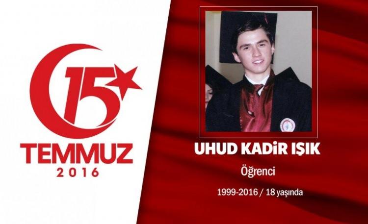 <p>17 yaşındaki Uhud Kadir Işık, sağlık meslek lisesi anestezi bölümü mezunuydu. Astsubaylık sınavına girmiş, imtihanı iyi geçmişti. 15 Temmuz gecesi babasıyla birlikte başkent Ankara’daki direnişe katıldı. Babasının, 'Sıkıntı var geri dönelim' sözüne, 'Madem sonuna kadar gitmeyecektik, niye buraya kadar geldik' diyerek karşılık verdi. Genelkurmay Başkanlığı önündeki darbeci saldırılarında yaralanan direnişçilere tıbbi müdahalede bulunuyordu. Orada darbecilerin ele geçirdikleri helikopterden açtıkları ateş sonucu arkadaşının önünde şehit düştü. Uhud Işık, geride gözü yaşlı anne ve babası ile kardeşini bıraktı.</p>

