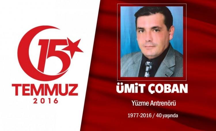 <p>41 yaşındaki Ümit Çoban, Gençlik ve Spor Bakanlığı'nda çalışıyordu. Evli ve iki çocuk babasıydı.  15 Temmuz gecesi Cumhurbaşkanı Erdoğan'ın çağrısı sonrası arkadaşlarıyla birlikte sokağa çıktı. Hain darbecilerin Cumhurbaşkanlığı Külliyesi yakınlarında gasp ettikleri savaş uçaklarıyla düzenlediği saldırıda şehit düştü. Şehit Ümit Çoban için Amasya’nın Gümüşhacıköy ilçesinde cenaze töreni düzenlendi. Çoban'ın Edirne'de vatani görevini yapan oğlu er Metehan Çoban da izne gelerek, babasının fotoğrafını cenaze aracının önünde taşıdı. Şehit Ümit Çoban, Hallar Mezarlığı’nda defnedildi.  </p>
