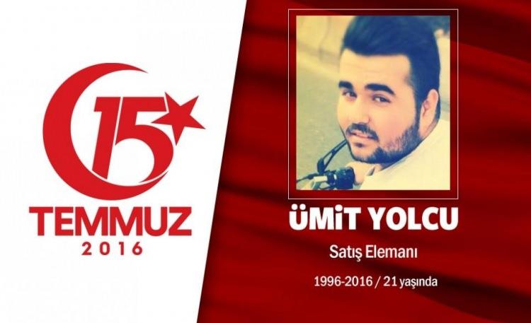 <p>20 yaşındaki Ümit Yolcu, Şanlıurfalı'ydı. Hain girişim sonrası darbecilerin işgali altındaki Bayrampaşa Çevik Kuvvet Amirliği'ni korumak arkadaşlarıyla birlikte direnişe katıldı. Darbecilerin çevreye yaylım ateşi açması sonrası şehit düştü. Şehidin kardeşi, "Onun şehadeti bizim için büyük bir gurur. Toparlanmaya çalışıyoruz. Bu büyük acıya rağmen değil bir Ümit, binlerce Ümit'imiz olsa hepsini vatanımız için feda ederiz." diyor. Şehit Ümit Yolcu, İstanbul Bayrampaşa Merkez Camisi’nde düzenlenen tören sonrası Edirnekapı Şehitliği'nde son yolculuğuna uğurlandı.</p>
