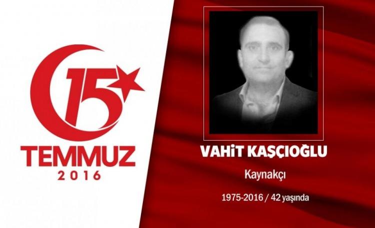 <p>42 yaşındaki Vahit Kaşçıoğlu kaynakçılık yapıyordu. 15 Temmuz gecesi, o da arkadaşlarıyla birlikte sokağa çıktı, direnişe geçti. İstanbul Tuzla gişelerinde hain darbeciler, tarafından açılan ateş sonucu  şehadet şerbetini içti. İstanbul'daki 97 şehitten biri oldu. Demokrasi şehidi Vahit Kaşçıoğlu iki arkadaşıyla birlikte Sultanbeyli Mezarlığı’na defnedildi.</p>
