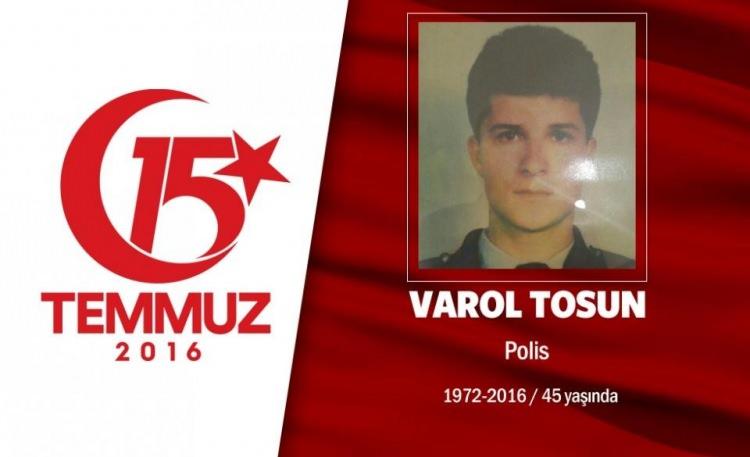<p>44 yaşındaki Varol Tosun, Ankara Etimesgut Terörle Mücadele Şube Müdürlüğü'nde görevliydi. Evli ve iki çocuk babasıydı. Birçok terörle mücadele operasyonunda yer almıştı. 15 Temmuz gecesi hemen görevi başına geçti. Hain darbecilerin saldırısında şehit düştü. Şehidin babası, evine dev Türk bayrağı astı. Şehidin ağabeyi, 'Senin yerine ben öldürülseydim' diye feryat etti. Utku ve Birol babasız kaldı. Şehit Varol Tosun, memleketi Niğde Derbent Şehit Mezarlığı'nda son yolculuğuna uğurlandı. Şehidin adı, Niğde Şehit Varol Tosun Ortaokulu'nda yaşayacak. </p>
