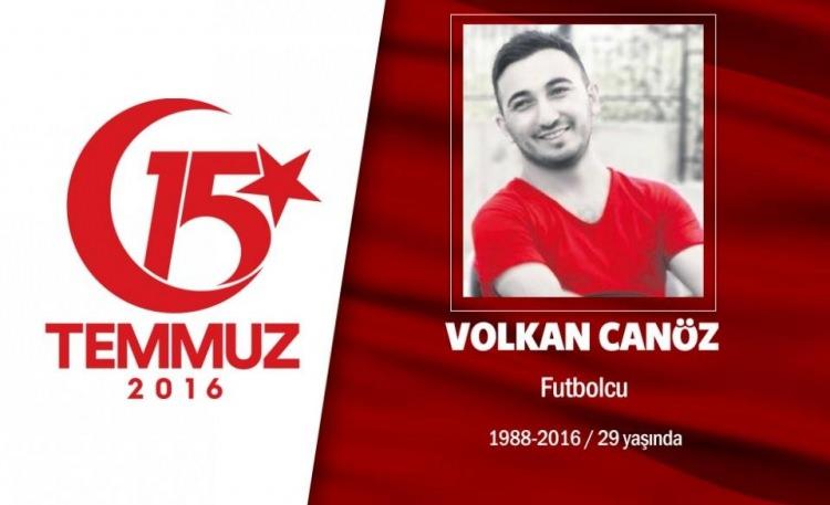<p>27 yaşındaki Volkan Canöz, Hatay Mustafa Kemal Üniversitesi'nden mezun olmuştu. Memleketi Kırıkkale'ydi, Ankara'da yaşıyordu. 15 Temmuz gecesi kardeşi Bilal ve mahalleden arkadaşları ile Emniyet Müdürlüğü’ne gitmişlerdi. Emniyet Müdürlüğü içerisinde gördüğü tankın üstüne çıkarak, büyük bir mücadeleyle içerisindeki darbeciyi tanktan çıkardı. Tam o sırada hainin beylik tabancasından çıkan kurşunla ağır yaralandı. Hastaneye kaldırılırken kardeşinin kollarında şehit düştü. Volkan Canöz, AK Parti Manisa Milletvekili Selçuk Özdağ'ın yeğeniydi.</p>
