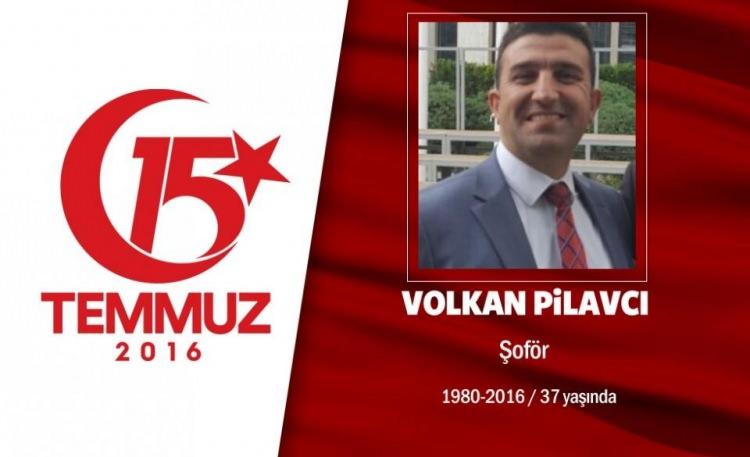<p>36 yaşındaki Volkan Pilavcı, Ankara'da şoförlük yaparak geçimini sağlıyordu. Kırıkkaleli Volkan Pilavcı, evli ve 2 çocuk babasıydı. 15 Temmuz gecesi darbe girişimine karşı yakınlarıyla birlikte sokağa çıktı. Cumhurbaşkanlığı Külliyesi yakınlarında hain darbecilerin açtığı ateş sonucu şehit düştü. Kardeşleri Erkan Pilavcı ve Elif Pilavcı ise yaralandı. Volkan Pilavcı, Kırıkkale'nin Karakeçili İlçesi'nde son yolculuğuna uğurlandı. </p>