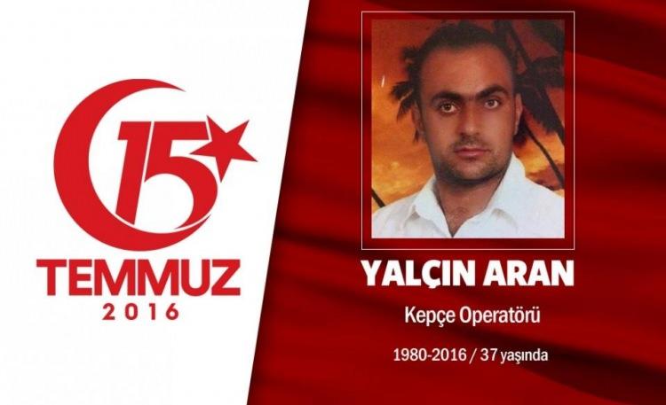 <p>36 yaşındaki  Pendik Belediyesi Personeli Yalçın Aran 15 Temmuz gecesi Orhanlı gişelerdeydi... Kurtköy Orhanlı’da kepçelerin içinde bekleyen görevlilere operatörlerden biri, “Herkes aracının başına geçsin kepçe kovalarını aynı hizaya kaldırsın” dedi. Bütün kepçeler kaldırıldığında ise sessizlik bozuldu. Tanklar kepçelere doğru harekete geçti ve asker orada bulunan halkı taramaya başladı. Operatör Yalçın Aran, kullandığı kepçenin yanından geçen tanktan açılan ateş sonucu şehit oldu. Şehit haberi eşine sabah saat 07.00’de ulaştı. 36 yaşındaki Şehit Yalçın Aran, 17 Temmuz’da memleketi Niğde’de defnedildi. Aran evli ve 5 çocuk babasıydı. Şehit Yalçın Aran’ın ismi İstanbul Pendik’te bir ortaokula verildi.</p>
