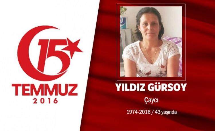 <p>42 yaşındaki Yıldız Gürsoy Ankara’da çaycılık yapıyordu. 15 Temmuz gecesi Cumhurbaşkanı Erdoğan’ın çağrısı üzerine sokaklara çıkarak darbecilere kaşrı direnişe geçti. Ankara Genelkurmay Başkanlığı önünde yapılan bombalı saldırıda başına isabet eden şarapnel parçası nedeni ile ağır yaralandı. Hastaneye kaldırılan Yıldız Gürsoy, yaşam savaşını 4 gün sonra kaybetti, 15 Temmuz direnişinin kadın şehitlerinden biri oldu. Ankara'da hayatını kaybeden Yıldız Gürsoy, memleketi Yozgat'ın Sarıkaya ilçesinde son yolculuğuna uğurlandı.</p>
