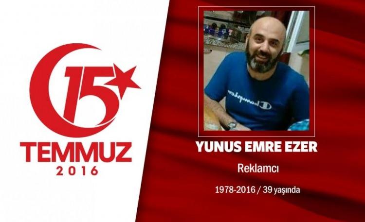 <p>38 Yaşındaki Yunus Emre Ezer reklamcıydı.Çankırı ili Ilgaz ilçesi Karataş köyündendi. Evli ve bir çocuk babasıydı. 15 Temmuz gecesi hain darbecilerin işgali altındaki İstanbul Saraçhane'deki Büyükşehir Belediye binası önüne gitti. Darbeci hainlere karşı dururken açılan ateş sonucu şehit düştü. Şehit Yunus Emre Ezer için Güngören’de bulunan baba evine helallik alındı. Şehidin cenazesi, İstanbul Fatih Camii'ndeki cenaze namazı sonrası Edirnekapı Şehitliği'nde son yolculuğuna uğurlandı. </p>
