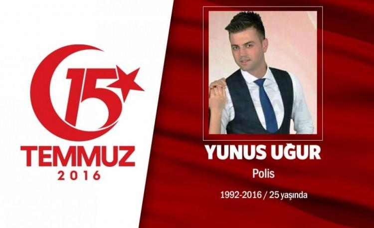 <p>2 ay önce nişanlanmıştı, şehit oldu. 26 yaşındaki Yunus Uğur, polis memuruydu. Pilotluk başvurusu kabul edilmişti. Adana'dan Ankara Gölbaşı'ndaki Özel Harekat Daire Başkanlığı'na helikopter sürüş eğitimi için gelmişti. 15 Temmuz gecesi hain darbecilerin ilk olarak hedef aldıkları Özel Harekat Daire Başkanlığı'nda şehit düştü. Şehidin kepini giyen nişanlısı, "Sen toprak oldun, geriye yüzüğümüz kaldı" diyerek ağladı. 3 çocuklu ailenin en büyüğü olan Yunus Uğur için memleketi Adana'da cenaze töreni düzenlendi. Şehit polis, Adana'nın Sarıçam İlçesi'ndeki Buruk Mezarlığı'nda son yolculuğuna uğurlandı.</p>