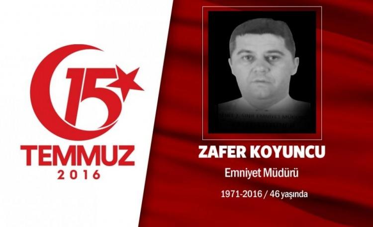 <p>45 yaşındaki Zafer Koyuncu özel harekat polisiydi. Bilecik Pazaryeri ilçesi doğumlu Zafer Koyuncu, 2.sınıf emniyet müdürü ve Özel Harekat Daire Başkan Yardımcısıydı. 15 Temmuz gecesi hain darbecilerin ilk saldırdığı yer olan Ankara Gölbaşı Özel Harekat Daire Başkanlığı'nda görev başındaydı. Hain darbecilerin savaş uçaklarıyla yaptığı saldırıda şehit düştü. Şehidin Eşi Aşkın Koyuncu da polisti ve darbe girişimi gecesi Dikmen Hizmet Binası'nı korumakla görevlendirilmişti. Eşinin şehadet haberini aldı ama sabaha kadar görev yerinden ayrılamadı. Şehit Zafer Koyuncu arkasında 16 yaşındaki kızı Aleyna ve 5 yaşındaki oğlu Yağız'ı bıraktı. </p>