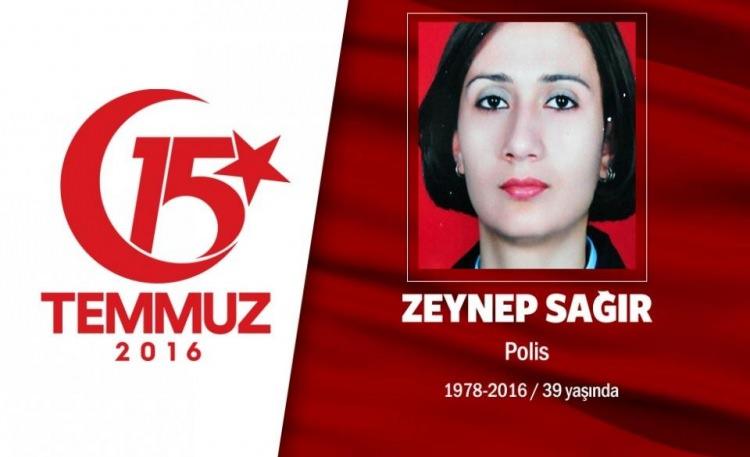 <p>38 yaşındaki Zeynep Sağır, Gölbaşı Özel Harekat Daire Başkanlığı’nda çalışıyordu. Yaklaşık 15 yıldır polislik mesleğini sürdüren Zeynep Sağır, 4 yıl Kuveyt’te görev yaptıktan sonra Türkiye’nin çeşitli illerinde mesleğini sürdürdü. Bir süre önce sosyal paylaşım sitesine 2 çocuğunun fotoğrafını koyarak, “Bu kadar şehit yeter” mesajını paylaşmıştı. 15 Temmuz gecesi hain darbecilerin ele geçirdiği savaş uçaklarıyla Gölbaşı Özel Harekat Daire Başkanlığı’na düzenlediği saldırıda şehit düştü. Adana Yüreğirli şehit komiser Zeynep Sağır, vasiyeti gereği Ankara Cebeci polis şehitliğine defnedildi.</p>
