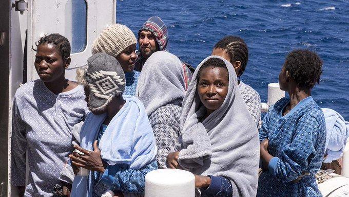 <p>- Akdeniz'deki düzensiz göç sorunu</p>

<p>Akdeniz'in İtalya, Malta ile Libya arasında kalan bölgesi, son yıllarda Afrika'dan Avrupa'ya geçişte sık kullanılan düzensiz göç rotalarından biri olarak öne çıkıyor.</p>

<p>Deniz ve hava koşullarının iyi seyrettiği günlerde söz konusu güzergahta göç hareketliliği yoğunlaşıyor.</p>

<p>Denizde yardım çağrısı yapan düzensiz göçmenleri, Avrupalı devletler yerine genellikle Avrupa menşeli sivil toplum kuruluşları kurtarıyor.</p>

<p>Akdeniz'i geçebilen ya da</p>
