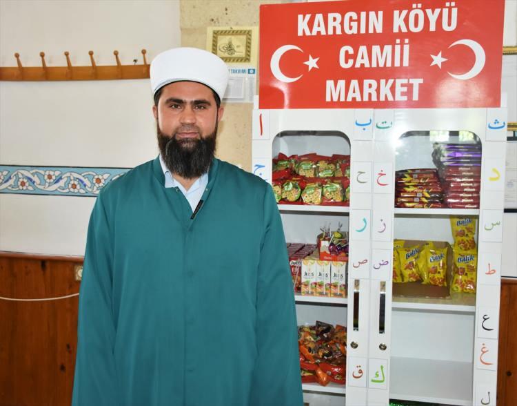<p>Hayırseverlerin getirdiği meyve suyu, çikolata, kek ve bisküvileri raflara dizen Bulut, her gün kurs bitiminde çocuklara ikramda bulunuyor.</p>

