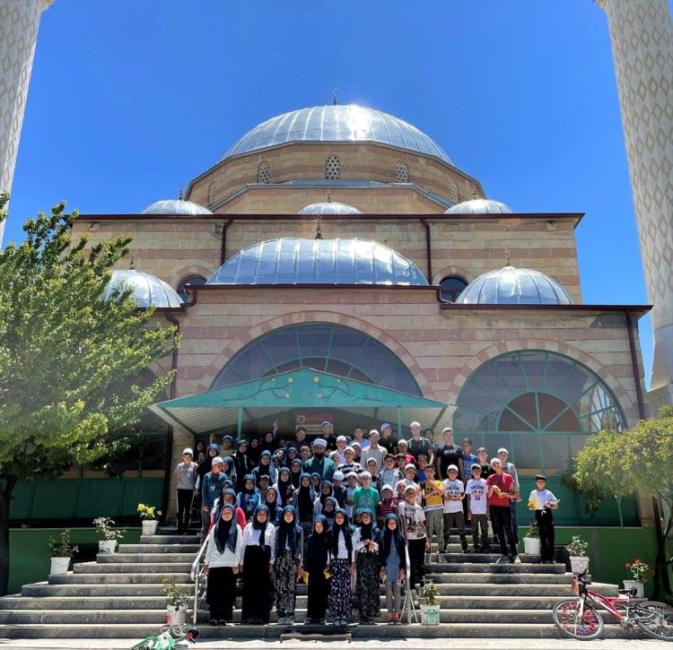 <p>Çocuklara dini sevdirerek eğitimler verdiklerini anlatan Bulut, şunları kaydetti:</p>

<p>"Çocuklarımızın aldığı dini eğitim hayatlarında önemli bir yer ediniyor. Kurslar öncesinde camilerimizi dolduran yavrularımıza nasıl bir ikram yapabiliriz düşüncesiyle cemaatimizle sohbet ettik. İlk başta cemaatimizin getirdiği ikramları yavrularımıza dağıtıyorduk. Çok ikram gelmeye başlayınca dolap yapıp içine ikramları koymaya başladık. Kursa katılım sağlayan yavrularımıza ders bitiminde dolabımızın kapısını açarak bisküvi, gofret, kraker gibi atıştırmalık ürünlerden ikram ediyoruz. Böylelikle yavrularımıza cami alışkanlığı kazandırmayı amaçlıyoruz."</p>
