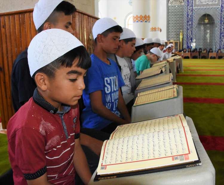 <p>Mustafa Can Yaldır (13) da yaz tatilini kursta geçirdiğini, sabah erken saatlerde geldi camide öğlene kadar Kur'an dersi gördüğünü belirtti.</p>

