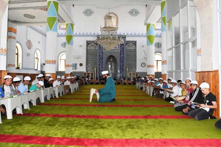 <p>Bulut, AA muhabirine, yaz Kur'an kurslarına 85 öğrencinin katılım sağladığını söyledi.</p>

<p>Camide çocuklara İslam'ın temel şartlarını, sureleri, duaları, Hazreti Peygamber'in hayatını ve Kur'an-ı Kerim okumayı öğrettiklerini belirten Bulut, şöyle konuştu:</p>

