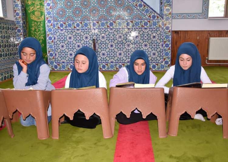 <p>Yaz kursları sayesinde Kur'an-ı Kerim'i okuduğunu belirten Keser, "Saat 10.00'da başlıyor kursumuz, ölen namazına kadar buradayız. Dersimiz bittikten sonra hocamız marketin kapısını açıyor. Bizler de sıra oluyoruz ve istediğimiz ürünü alıp, yiyoruz. Ben genellikle çikolata alıyorum. İstediğim çikolata bittiğinde diğerlerinden de alıyorum." diye konuştu.</p>
