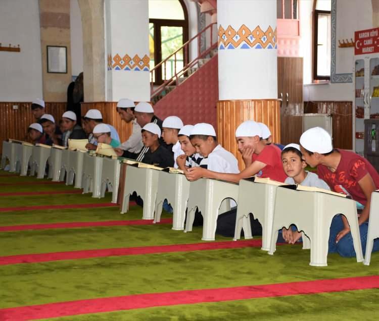 <p>Kursa katılan çocuklardan 13 yaşındaki Rabia Keser ise camide İslam'ın temel şartlarını ve ibadetleri öğrendiklerini söyledi.</p>