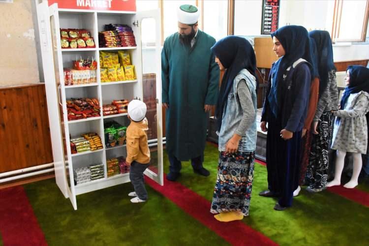 <p>Arkadaşlarıyla birlikte Kur'an-ı Kerim okuduğunu anlatan Yaldır, "Kursta hocamız bize etkinlikler yaparak eğitim veriyor. Ders bitiminde hocamızın hazırladığı marketten bir şeyler alıyoruz. Genelde meyve suyu veya çikolata tercih ediyorum. Dolapta üzümlü kek, çikolata, şeker gibi birçok şey var." ifadesini kullandı.</p>
