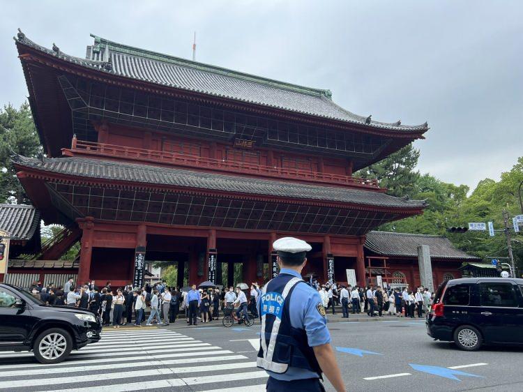 <p>Yol kenarlarında toplanan vatandaşlar, konvoyun geçişi sırasında Abe'nin naaşına sevgi gösterileri ile veda ederken, Abe için Tokyo ve Yamaguchi'de ayrı anma törenlerinin yapılacağı öğrenildi.</p>
