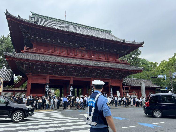 <p>Yol kenarlarında toplanan vatandaşlar, konvoyun geçişi sırasında Abe'nin naaşına sevgi gösterileri ile veda ederken, Abe için Tokyo ve Yamaguchi'de ayrı anma törenlerinin yapılacağı öğrenildi.</p>