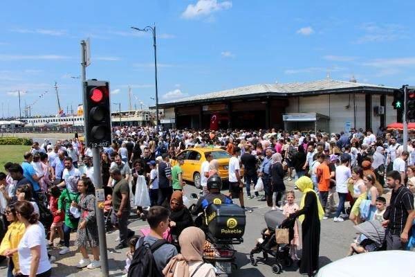 <p>Kurban Bayramı tatilini değerlendirmek isteyen yerli ve yabancı turistler sahillere akın edince vapur seferlerinde yoğunluk yaşandı. Boğazın tadını &ccedil;ıkartmak isteyenler yoğunluğa rağmen sıra bekledi.</p>
