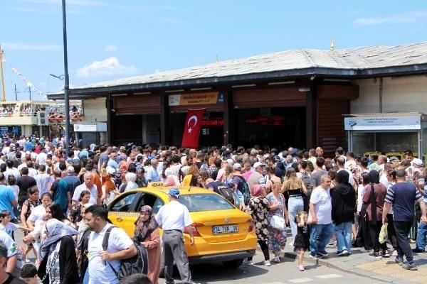 <p>Kurban Bayramı'nı İstanbul'da ge&ccedil;irenler sahillere akın etti.</p>
