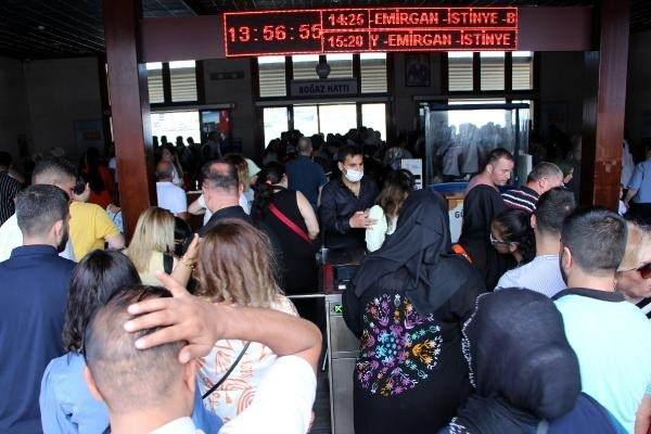 <p>&Ouml;zellikle Anadolu Yakası'na ge&ccedil;mek ve Boğaz turu yapmak isteyenler Emin&ouml;n&uuml;'nde yoğunluğa neden oldu.&nbsp;</p>
