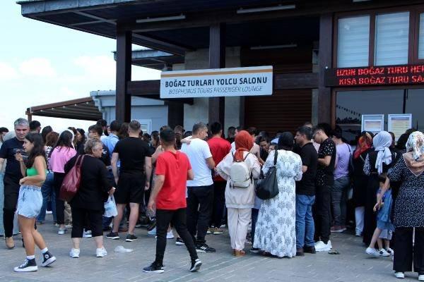 <p>Anadolu yakasına ge&ccedil;mek i&ccedil;in vapur sırası bekleyen &Uuml;mm&uuml;g&uuml;l Soğukpınar ise "Biz insanlar tatile gitti diye d&uuml;ş&uuml;n&uuml;yorduk ama herkes Emin&ouml;n&uuml;'n&uuml; tercih ediyor. Deniz havası almayı seviyoruz" diye konuştu</p>
