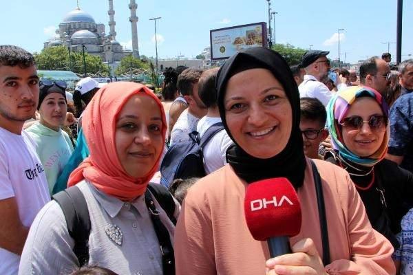 <p>Bah&ccedil;elievler'den &Uuml;sk&uuml;dar'a gitmek i&ccedil;in yola &ccedil;ıktıklarını s&ouml;yleyen Fatma Aksu, " Kurbanımızı kestik, ailelerimizi ziyaret ettik, şimdi de kuzenlerimizle gezmeye gidiyoruz. Bug&uuml;n &ccedil;ok aşırı bir kalabalık var. D&uuml;nya buraya akın etmiş gibi." dedi.</p>
