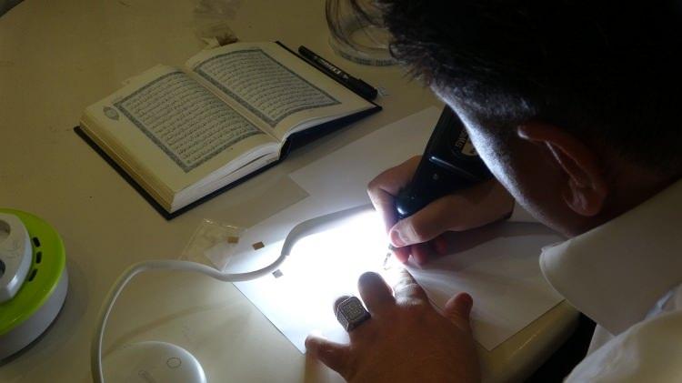 <p>Khanzade aynı zamanda pirinç tanesi, şeker parçası, küçük bir çay yaprağı hatta saç teli gibi küçük cisimlerin üzerine de 160 satır Kuran-ı Kerim yazabiliyor.</p>