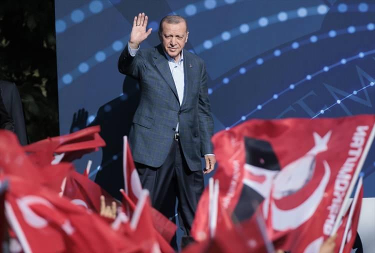 <p>Cumhurbaşkanı Recep Tayyip Erdoğan ve MHP Genel Başkanı Devlet Bahçeli, Türkiye'nin, Fetullahçı Terör Örgütü'nün 15 Temmuz 2016'daki hain darbe girişiminden büyük bir destanla kurtuluşunun 6. yıl dönümü kapsamında Saraçhane Meydanı'nda düzenlenen anma programına katıldı.</p>
