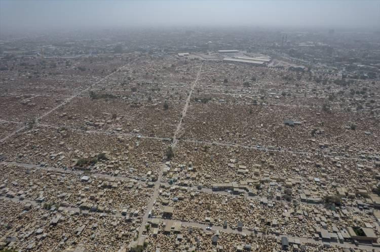 <p>Yaklaşık 6 kilometrekare alana yayılan Vadi es-Selam, dünyanın en büyük mezarlığı olarak kabul ediliyor.</p>
