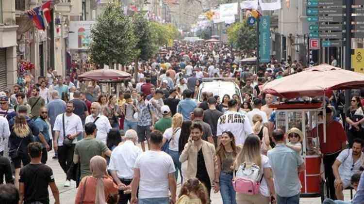 <p>Ardından Omicron'un iki alt varyantı, BA.4 ve BA.5 hakim hale geldi ve virüsün yayılma hızını artırdı.</p>