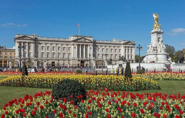 <p><span style="color:#000000"><strong>Dünyanın en korunaklı saraylarından biri olarak karşımıza çıkan Buckingham Sarayı, yüzyıllardır Kraliyet ailesinin evi konumunda. Kraliçe II. Elizabeth'in gençlik, yetişkinlik ve yaşlılık dönemini geçirdiği saray, aynı zamanda çocuklarını da kucağını aldığı özel bir yer.</strong></span></p>
