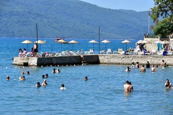<p>Mahallenin yaklaşık 4 bin olan nüfusu, bayramda 100 bine ulaşırken, Ula Belediye Başkanı Özay Türkler, "Akyaka'yı bir önceki kuşaktan devraldığımız haliyle bir sonraki kuşağa aktarmak hepimizin ana hedefi olmalı" dedi.</p>
