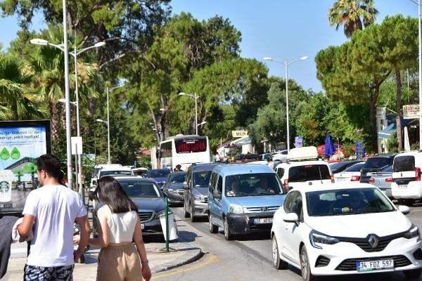 <p>Bayram tatilinin 4'üncü gününde akın akın Muğla'ya gelen yerli turistler, kara yolunda uzun kuyruklar oluşturdu, günübirlik tatilcilerin gözdesi Akyaka'da yoğunluk oluştu. </p>