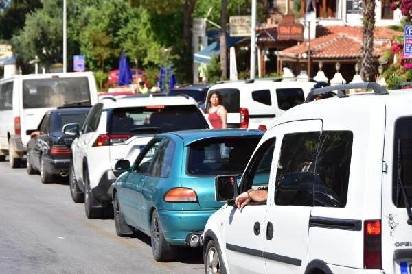 <p>Mahallenin yaklaşık 4 bin olan nüfusu, 100 bin kişiye ulaştı. Güvenlik tedbirini en üst seviyeye çıkaran Akyaka Jandarma Karakol Komutanlığı ekipleri, sürekli devriye görevinde bulunarak trafikte yaşanan yoğunluğu önlemeye çalışıyor.</p>