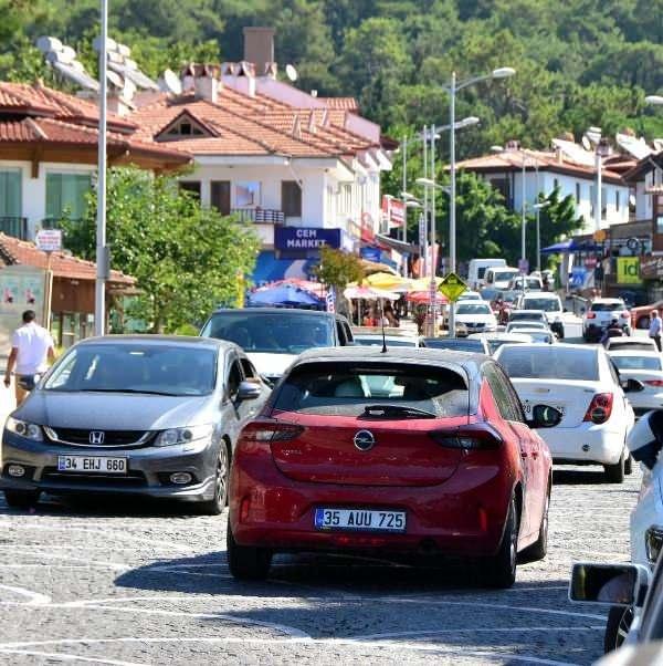 <p>Ula Belediye Başkanı Özay Türkler, "Akyaka, tarihi ve doğal güzellikleri bir arada barındırıyor. Bayram tatili nedeniyle yaşanan yoğunluk sürüyor.</p>
