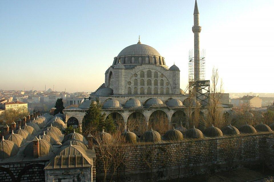 <p>16. yüzyılda inşa edilen Mihrimah Sultan Camii, dönemin üç padişahına mimarbaşılık yapan ve hala birçok eserinde kullandığı mühendislik tekniği sırrını koruyan Mimar Sinan tarafından Kanuni Sultan Süleyman'ın kızı Mihrimah Sultan adına 1562-1565 tarihleri arasında inşa edildi.</p>

<p> </p>
