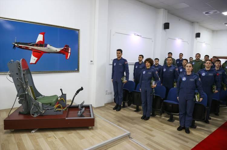 <p>Dünyanın en tecrübeli hava kuvvetleri arasında gösterilen Türk Hava Kuvvetlerinde pilot olma hayali kuran aday öğrenciler, 2. Ana Jet Üs Komutanlığındaki eğitim aşamalarını başarıyla tamamlayarak bröve takma yolunda ilk adımı atıyor.</p>
