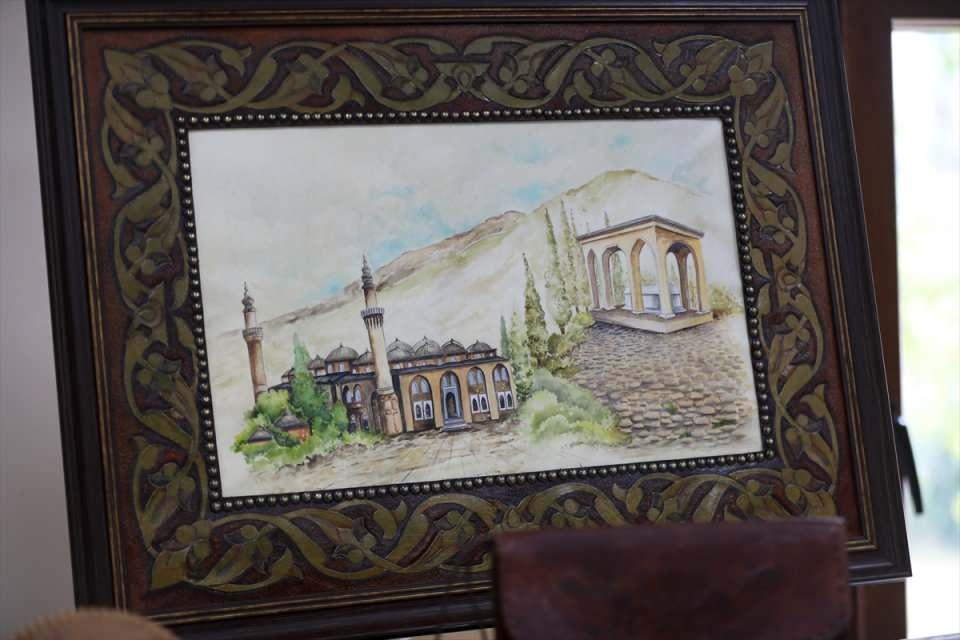 <p>Derilerin seçilmesinden başlayarak her aşamayla ilgilenen Şenol ve Yağcı, titizlikle işledikleri derilere Ulu Cami, Tophane Saat Kulesi gibi Bursa'nın önemli tarihi yapıları ile Osman Gazi figürlerini aktarıyor.</p>

<p>Desenin deriye çizilmesi, işlenmesi, boyanması ve son olarak bekletilmesi gibi süreçlerden geçen eserler yaklaşık 3 ayda ortaya çıkıyor.</p>

<p>Tabloların yanı sıra yapılan takı, ayna çerçevesi ve çantalar da enstitüde sergileniyor.</p>

<p> </p>
