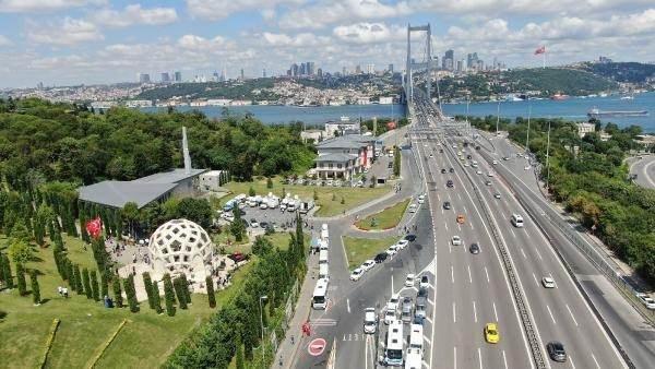<p><strong>"BİZİM İÇİN BÜYÜK ZAFER"</strong></p>
<p>Anıtı ziyarete gelen Dilek Dinç, "Söylenecek çok bir şey yok. Konuşunca bile kötü oluyorum. Bizim için büyük bir zafer. İpin ucundan dönmek gibi bir şey. Dışarıya çıkamamıştım. Eşim, eltilerim hepsi havalimanına, köprüye koşa koşa gittiler. Ben evde kaldığım için çok üzüldüm. </p>
