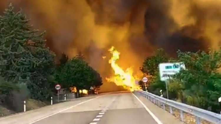 <p>İspanya’nın Endülüs bölgesindeki Mijas şehri yakınlarında dün öğlen saatlerinde başlayan orman yangınında bilanço artmaya devam ediyor. </p>

<p> </p>
