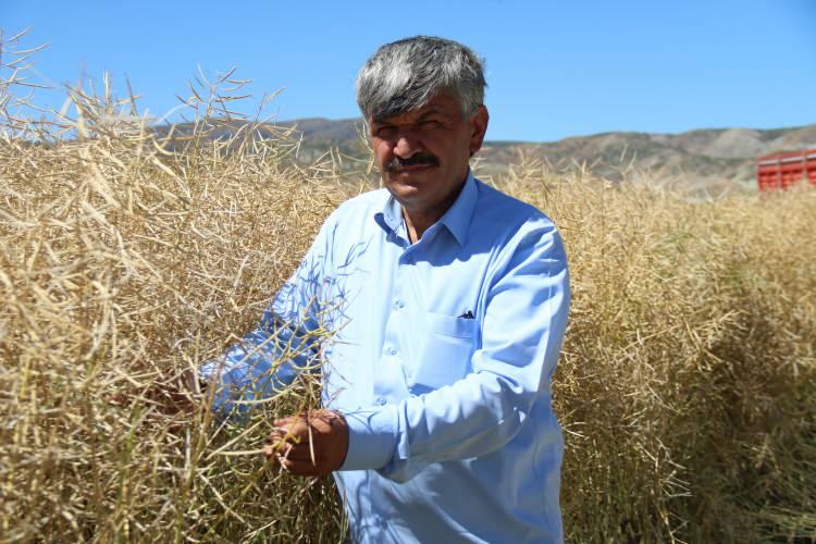 <p><strong>“Artık bütün ürünlerde ekonomimiz çok önemli”</strong></p>
<p>Su kullanımı ve maliyet yönünden kanola bitkisinin çiftçiye faydası olduğunu söyleyen Tepebaşı Ziraat Odası Başkanı Süleyman Buluşan, “Son yıllarda üreticimizin mısıra yüklenmesi, kaldı ki mısırdaki en büyük sorunun yer altı suları olması. Bu nedenle toprakta değişiklik yapılması, aynı ürünü ekmeme böyle bir şeyin doğması bizim için çok güzel. </p>