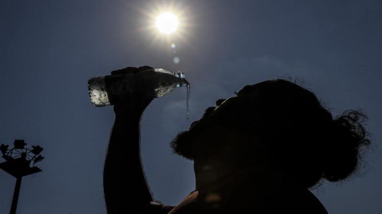 <p><strong>"KIRMIZI ALARMA GEÇMEK GEREKEBİLİR"</strong></p>
<p>Meteoroloji Uzmanı Kerem Ökten, sosyal medya hesabından paylaşımlar yapmaya devam ediyor. Ökten, Türkiye'de aşırı sıcakların 23 Temmuz'da başlayacağını belirtti ve vatandaşları uyardı.</p>