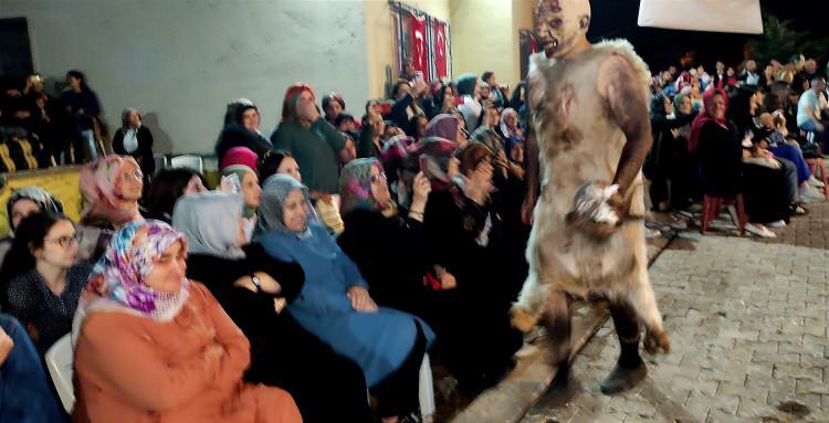 <p>Deli adını almalarının sebebi gönüllü 20-25 yaş arası gençlerden oluşmalarıydı ve savaşlarda ordunun en ön saflarında çarpışmalarıydı.</p>