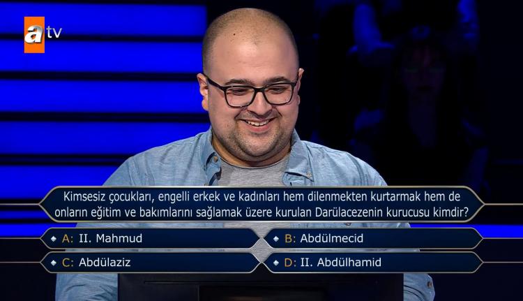 <p><span style="color:#000000"><strong>"Kimsesiz çocukları, engelli erkek ve kadınları hem dilenmekten kurtarmak hem de onların eğitim ve bakımlarını sağlamak üzere kurulan Darülaceze'nin kurucusu kimdir?" sorusu karşısında neye uğradığını şaşıran yarışmacı şuan da aile hekimi olduğunu ve eskiden Darülaceze'de staj yaptığını anlattı. </strong></span></p>
