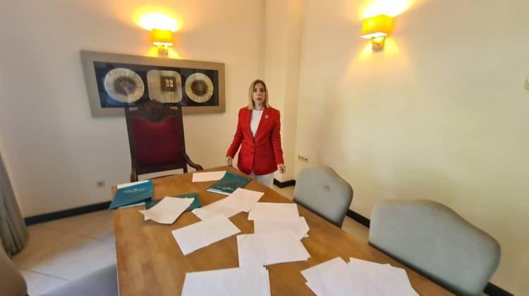 <p>"Demokrasi ateşinin ilk çıktığı nokta burası"<br />
AK Parti <strong>Muğla</strong> Milletvekili Yelda Erol Gökcan, Cumhurbaşkanı Recep Tayyip Erdoğan’ın çalışma ofisi olarak kullandığı odadaki kurşun izlerini göstererek darbe girişimini lanetlediğini ve bugünü millet olarak unutmayacaklarını belirterek, "Bugün 15 Temmuz Demokrasi ve Milli Birlik Beraberlik günü. Cumhurbaşkanımızın Marmaris'te hain FETÖ darbe girişimiyle sırasında konakladığı oteldeyiz. Bu otel gerçekten çok anlamlı. Demokrasi ateşinin <strong>Muğla</strong>’dan, Marmaris’ten yakıldığı yerlerden biri. Cumhurbaşkanımız bilindiği gibi o gece ilk kalkışma olduğunda milletimize çağrısıyla 'bütün vatandaşlarımızı sokaklara, meydanlara davet ediyorum' dediği ve ilk demokrasi ateşini ateşlediği yer burası. Cumhurbaşkanımız o açıklamayı yaptıktan sonra hemen akabinde Dalaman’dan İstanbul’a geçti. Sonrasında da suikast timi 3 helikopterle buraya gelerek bu enkazı bıraktı" dedi.</p>
