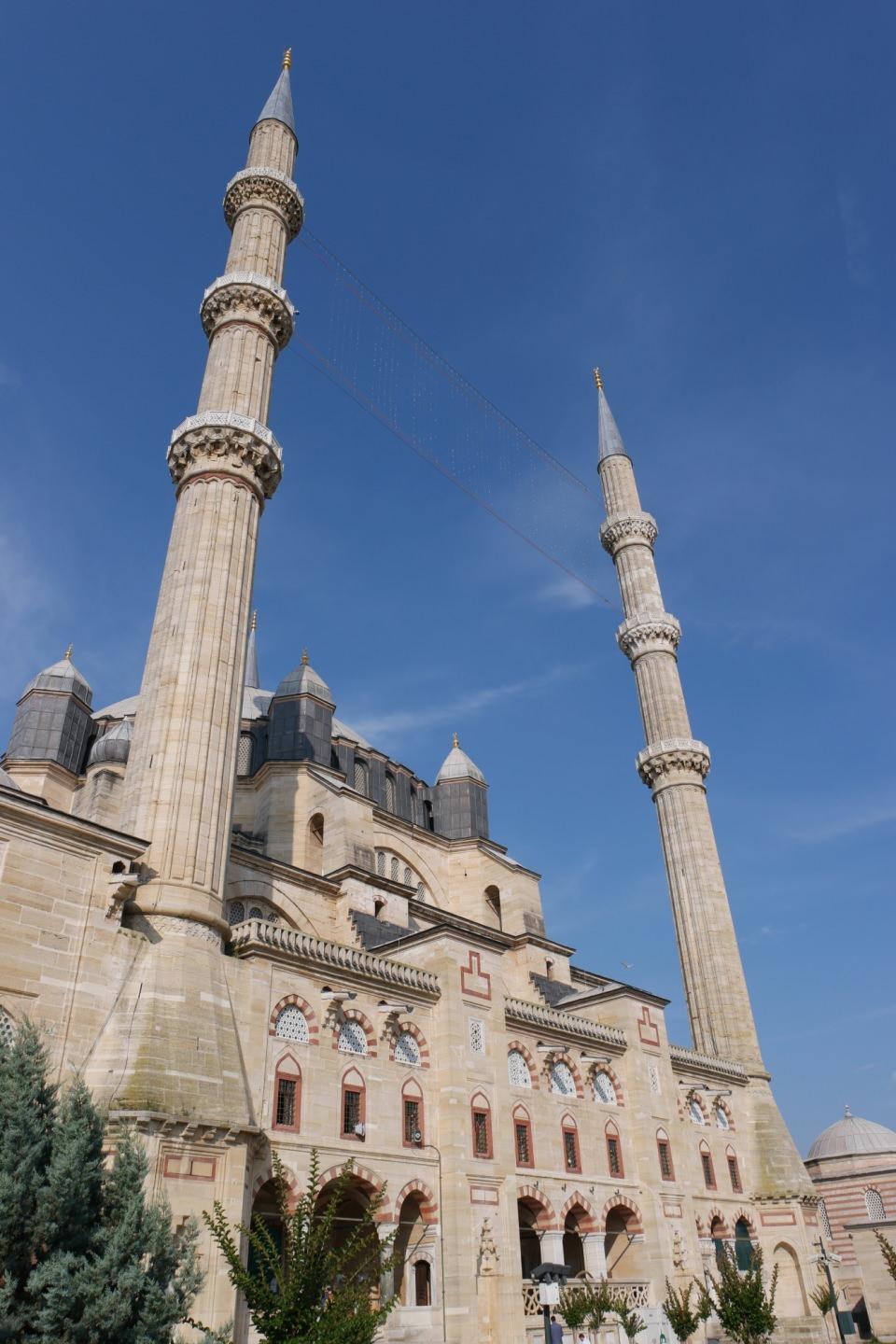 <p>Selimiye Camii'nin 31.25 m çapındaki tek kubbesi Allah'ın tek olduğuna işaret eder. Benzer şekilde, Selimiye Camii'nin pencerelerinin 5 kademeli oluşu İslam'ın 5 şartını, 4 vaaz kürsüsü 4 hak mezhebini, Selimiye Külliyesi'ndeki toplam 32 kapı islamiyetin 32 farzını, arka minarelerde 6 yolun olması imanın 6 şartını, 12 şerefesi ise onikinci padişah tarafından yaptırıldığını ifade etmektedir.</p>
