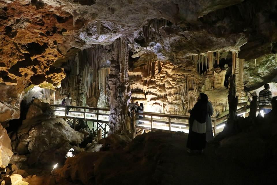<p>Doğu Karadeniz'in önemli turizm destinasyonları arasında yer alan Karaca Mağarası, Kurban Bayramı'nda 4 bin 573 turisti ağırladı.</p>
<p> </p>
